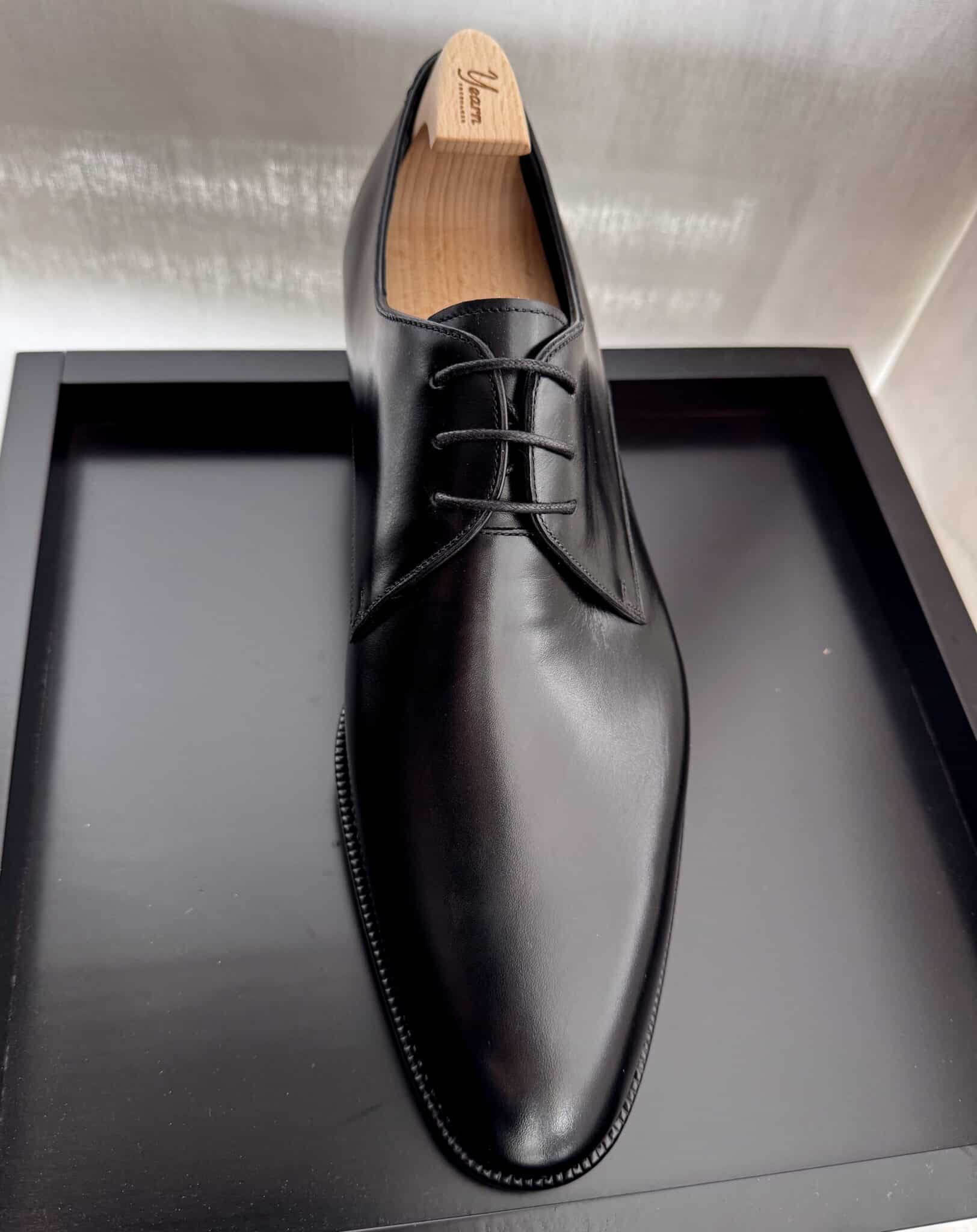 Yearn DER 221 - Y02 - Derby Plain - Schwarz